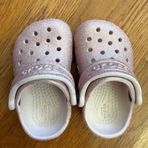 BNWOT Kids pink Glitter Clogs, size 4